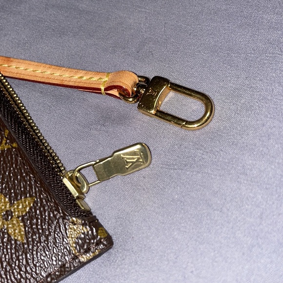 SOLD- Louis Vuitton Monogram Neverfull MM Pouch - Picture 4 of 10